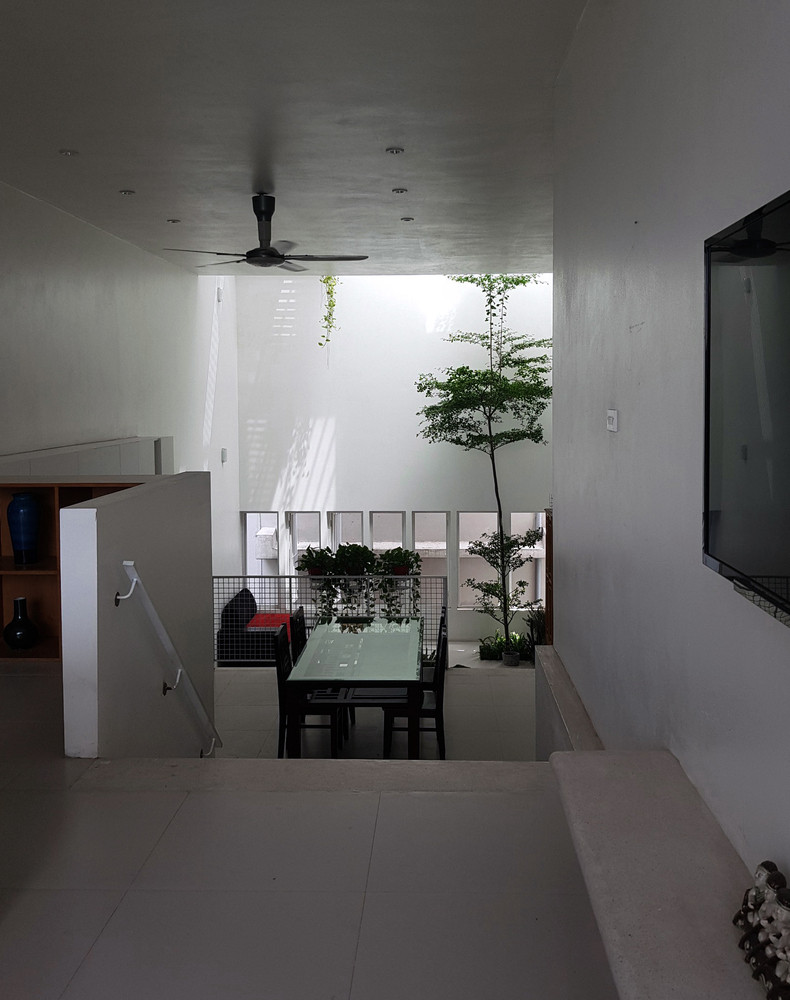 Không gian chung được bố trí ở trung tâm của ngôi nhà theo chiều dọc và được bao quanh bởi các phòng riêng theo chính sách khoảng cách; Khoảng cách gần nhất với không gian sinh hoạt chung được ưu tiên cho phòng ông nội, tiếp theo là phòng bố mẹ và phòng con cái.