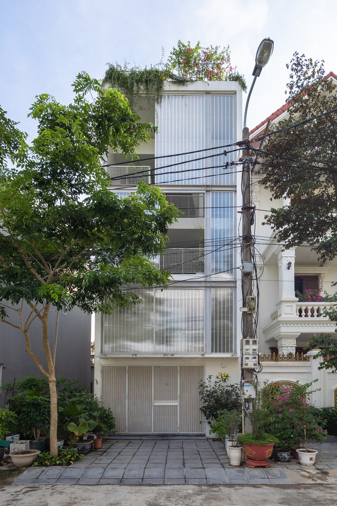 Công trình này vốn là căn nhà ống chật hẹp ở đô thị, nơi 3 thế hệ cùng chung sống nên gia chủ muốn kiến trúc sư (KTS) cải tạo để ngôi nhà thoáng hơn, giúp các thành viên trong gia đình có không gian riêng tư và tương tác với nhau nhiều hơn.