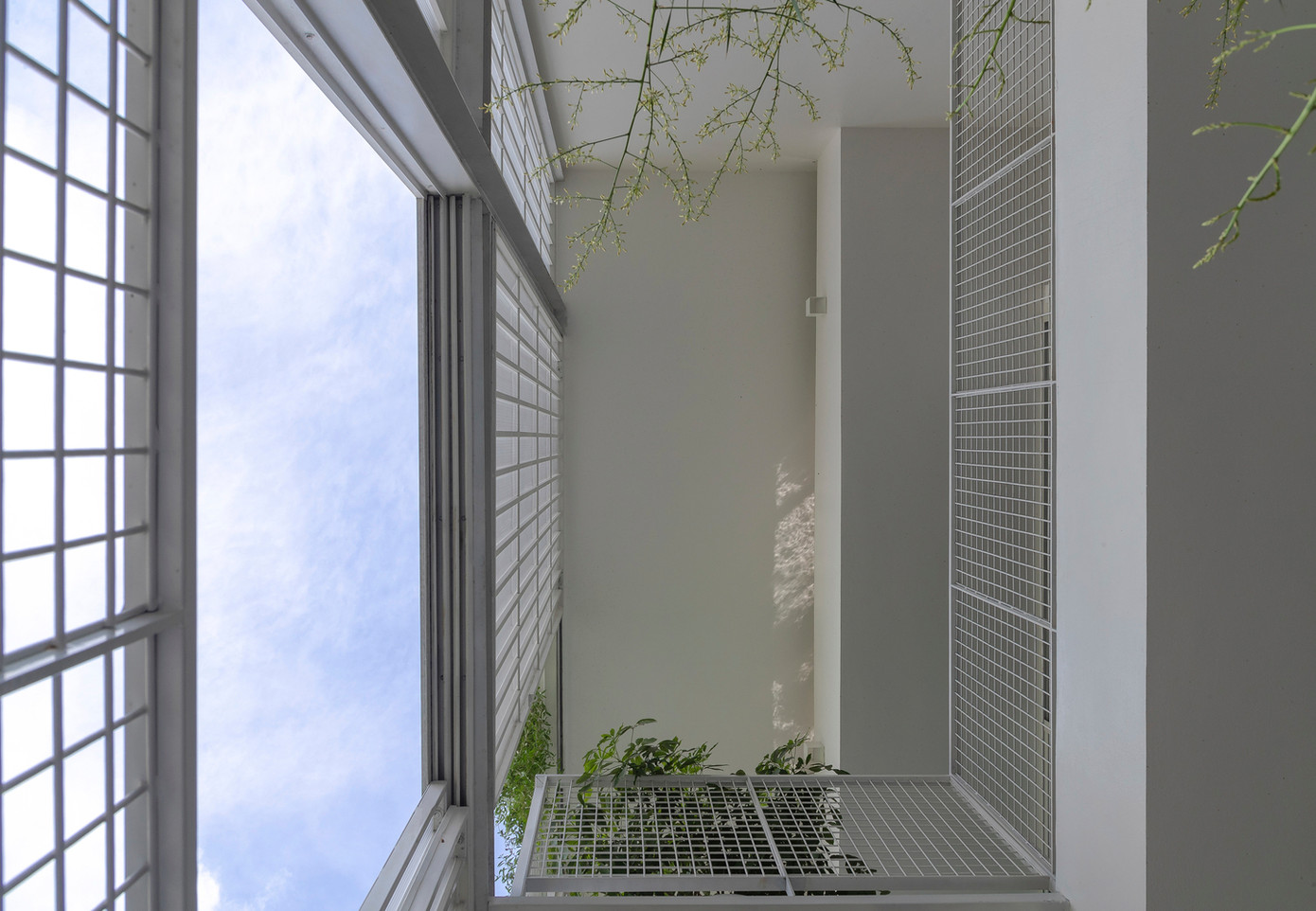 Điểm nhấn đặc biệt của ngôi nhà là mặt tiền gần như trong suốt, ở ngoài đường có thể nhìn thấy người trong nhà. Tuy nhiên, các KTS đã bố trí khéo léo để đảm bảo người đi đường chỉ nhìn thấy phần hiên trước, còn các hoạt động riêng tư khác vẫn được đảm bảo.