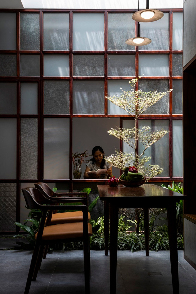 Hệ thống Louvre Z nằm phía trên giếng trời giúp thoát khí nóng và giảm áp suất bên dưới mái kính nên không khí đi vào nhà từ 2 hệ thống cửa trước và cửa sau, tạo thành luồng không khí luân chuyển khắp không gian, sau đó đi đến vùng thấp áp bên dưới mái kính, lấy nhiệt, hướng lên trên và qua cửa chớp chữ Z để thoát ra ngoài. Quá trình vừa nêu nhằm giữ cho không khí trong nhà luôn trong lành, mát mẻ. Hệ thống Louvre Z nằm phía trên giếng trời giúp thoát khí nóng và giảm áp suất bên dưới mái kính nên không khí đi vào nhà từ 2 hệ thống cửa trước và cửa sau, tạo thành luồng không khí luân chuyển khắp không gian, sau đó đi đến vùng thấp áp bên dưới mái kính, lấy nhiệt, hướng lên trên và qua cửa chớp chữ Z để thoát ra ngoài. Quá trình vừa nêu nhằm giữ cho không khí trong nhà luôn trong lành, mát mẻ.