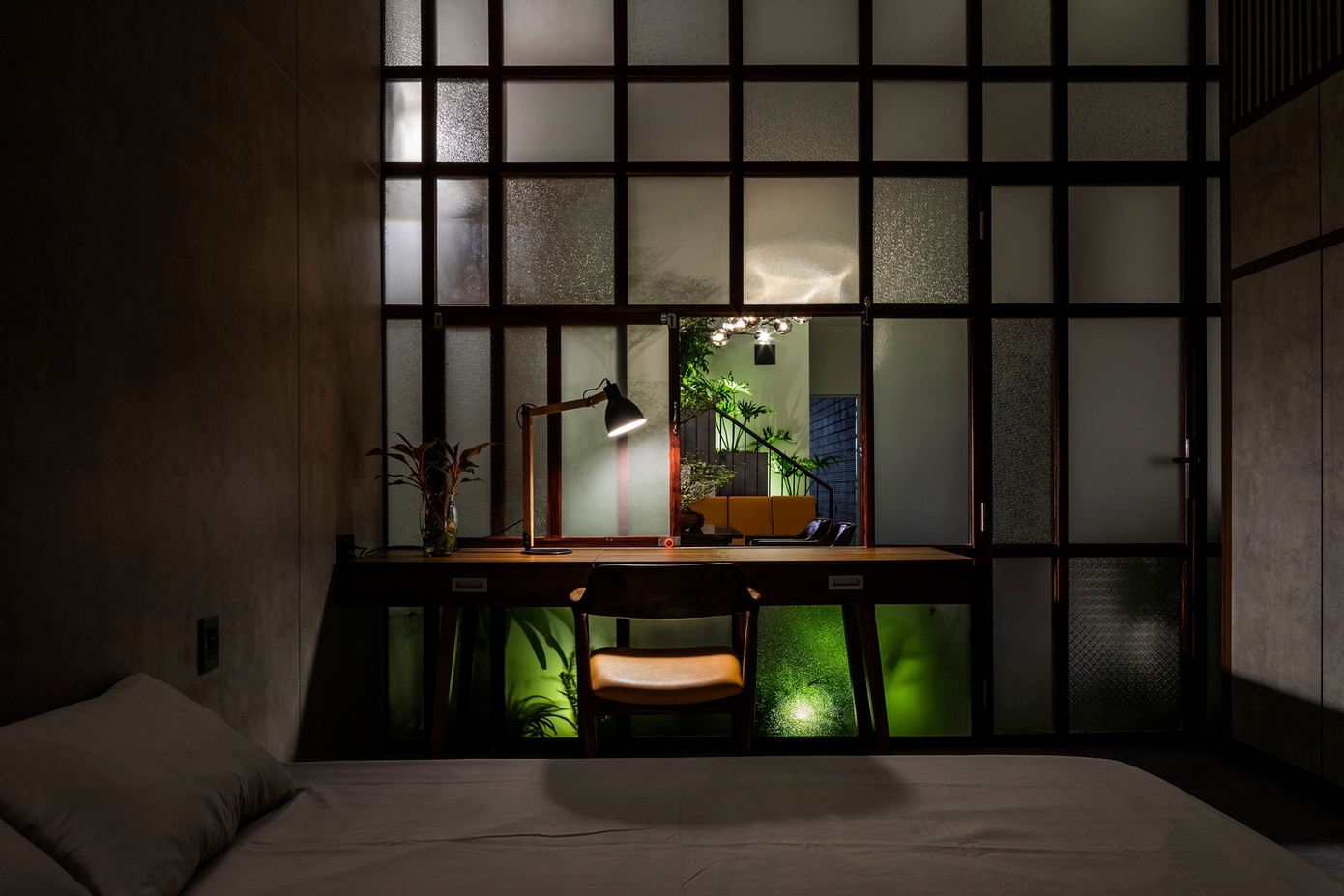 Ngôi nhà sử dụng kính năng lượng mặt trời giúp giảm 40-45% nhiệt lượng khu vực giếng trời và sử dụng giải pháp rải đá phía trên kính để điều tiết ánh sáng, tạo bóng râm. Nhờ đó, không gian trong nhà luôn tràn ngập ánh sáng tự nhiên nhưng không hề nóng bức, hơn nữa bóng mát từ các lớp đá tạo hiệu ứng như nắng xuyên qua kẽ lá, giúp tăng cảm giác thiên nhiên trong không gian nhà phố. Ngôi nhà sử dụng kính năng lượng mặt trời giúp giảm 40-45% nhiệt lượng khu vực giếng trời và sử dụng giải pháp rải đá phía trên kính để điều tiết ánh sáng, tạo bóng râm. Nhờ đó, không gian trong nhà luôn tràn ngập ánh sáng tự nhiên nhưng không hề nóng bức, hơn nữa bóng mát từ các lớp đá tạo hiệu ứng như nắng xuyên qua kẽ lá, giúp tăng cảm giác thiên nhiên trong không gian nhà phố.