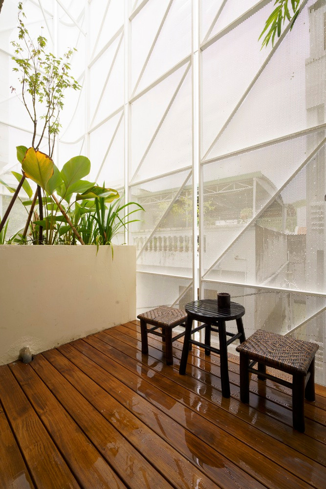 Tầng thượng gồm một sân chung phía trước view Tượng Chúa Kitô dang tay và 1 phòng duplex lớn phía sau view núi lớn cùng ngọn hải đăng. Điểm nhấn của căn phòng là kết cấu mái ngói đất nung cổ kính bên trên và những bức tường kính cao xung quanh, để lộ ra khung cảnh thiên nhiên tươi đẹp và lãng mạn của ngọn núi rộng lớn và ngọn hải đăng phía sau.