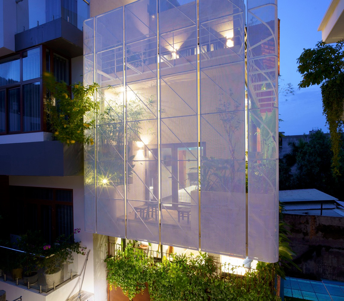 Ngôi nhà được xây dựng theo phong cách nghỉ dưỡng vô cùng khác biệt, ấm áp giữa lòng phố du lịch đông đúc và nhộn nhịp. Do nhà gần biển, lại nằm trong khu vực nhiều khách du lịch trong và ngoài nước lưu trú nên chủ nhân đã dành nhà để kinh doanh homestay.