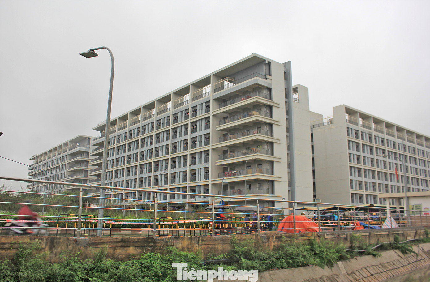 Nếu muốn hưởng ưu đãi từ gói vay này, người mua nhà phải đáp ứng đủ các tiêu chí về điều kiện mua NƠXH, nhà ở công nhân đã được quy định trước đó. (Ảnh: Lộc Liên) Nếu muốn hưởng ưu đãi từ gói vay này, người mua nhà phải đáp ứng đủ các tiêu chí về điều kiện mua NƠXH, nhà ở công nhân đã được quy định trước đó. (Ảnh: Lộc Liên)