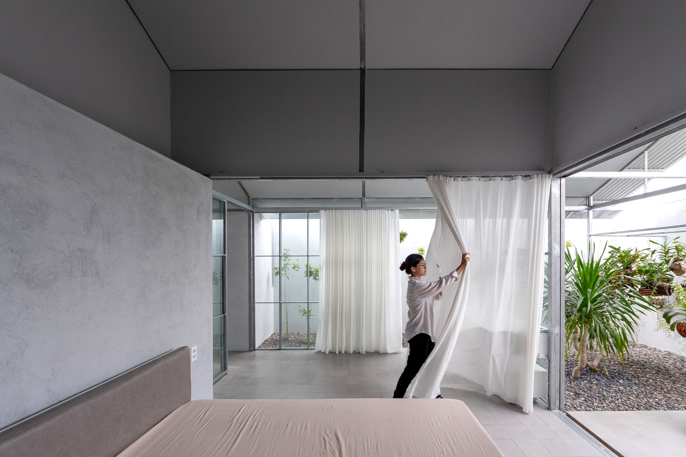 Không gian kiến trúc tạo tiền đề để người sử dụng tham gia định hình thẩm mỹ ở giai đoạn tiếp theo. Tùy theo nhu cầu sử dụng và phong cách sống, thẩm mỹ chung của công trình sẽ linh hoạt tương ứng với hệ modul mà không gây mâu thuẫn với thiết kế ban đầu của KTS. Không gian kiến trúc tạo tiền đề để người sử dụng tham gia định hình thẩm mỹ ở giai đoạn tiếp theo. Tùy theo nhu cầu sử dụng và phong cách sống, thẩm mỹ chung của công trình sẽ linh hoạt tương ứng với hệ modul mà không gây mâu thuẫn với thiết kế ban đầu của KTS.