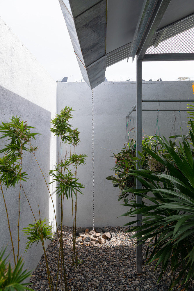 Theo KTS, trải nghiệm thiết kế này đã đặt ra câu hỏi cho họ về cách xây dựng khi các nguồn lực xung quanh chúng ta trở nên hạn chế và các giá trị trở nên hời hợt và bất biến theo thời gian. Và những điều cơ bản đôi khi là điều tốt nhất chúng ta có thể làm! Theo KTS, trải nghiệm thiết kế này đã đặt ra câu hỏi cho họ về cách xây dựng khi các nguồn lực xung quanh chúng ta trở nên hạn chế và các giá trị trở nên hời hợt và bất biến theo thời gian. Và những điều cơ bản đôi khi là điều tốt nhất chúng ta có thể làm!