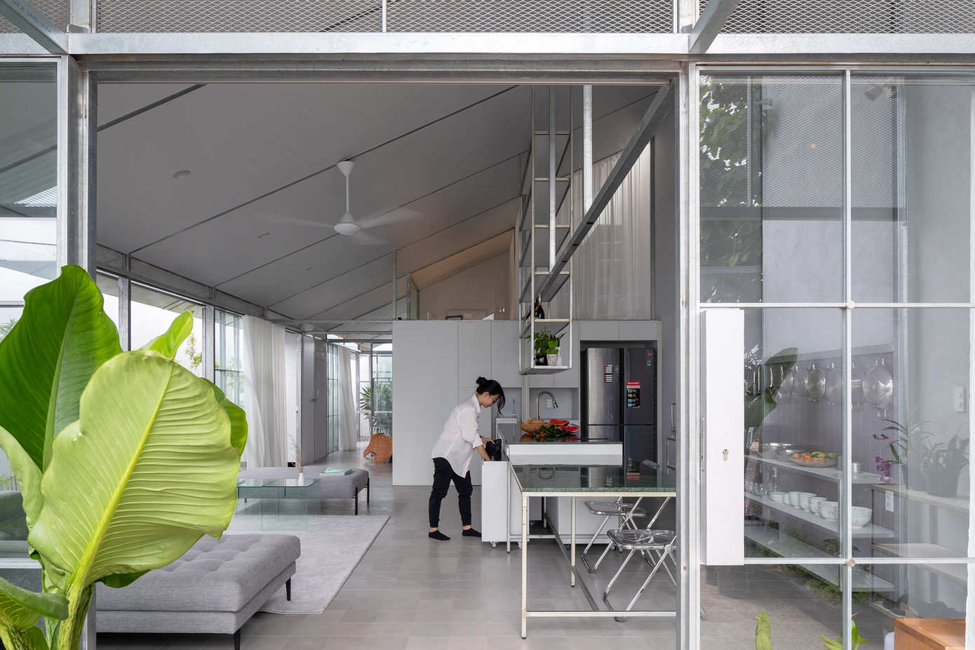 Nhìn bên ngoài, ngôi nhà giống như những ngôi nhà mái tôn thông thường ở nông thôn với hệ kết cấu khung thép tiền chế. Nhìn bên ngoài, ngôi nhà giống như những ngôi nhà mái tôn thông thường ở nông thôn với hệ kết cấu khung thép tiền chế.