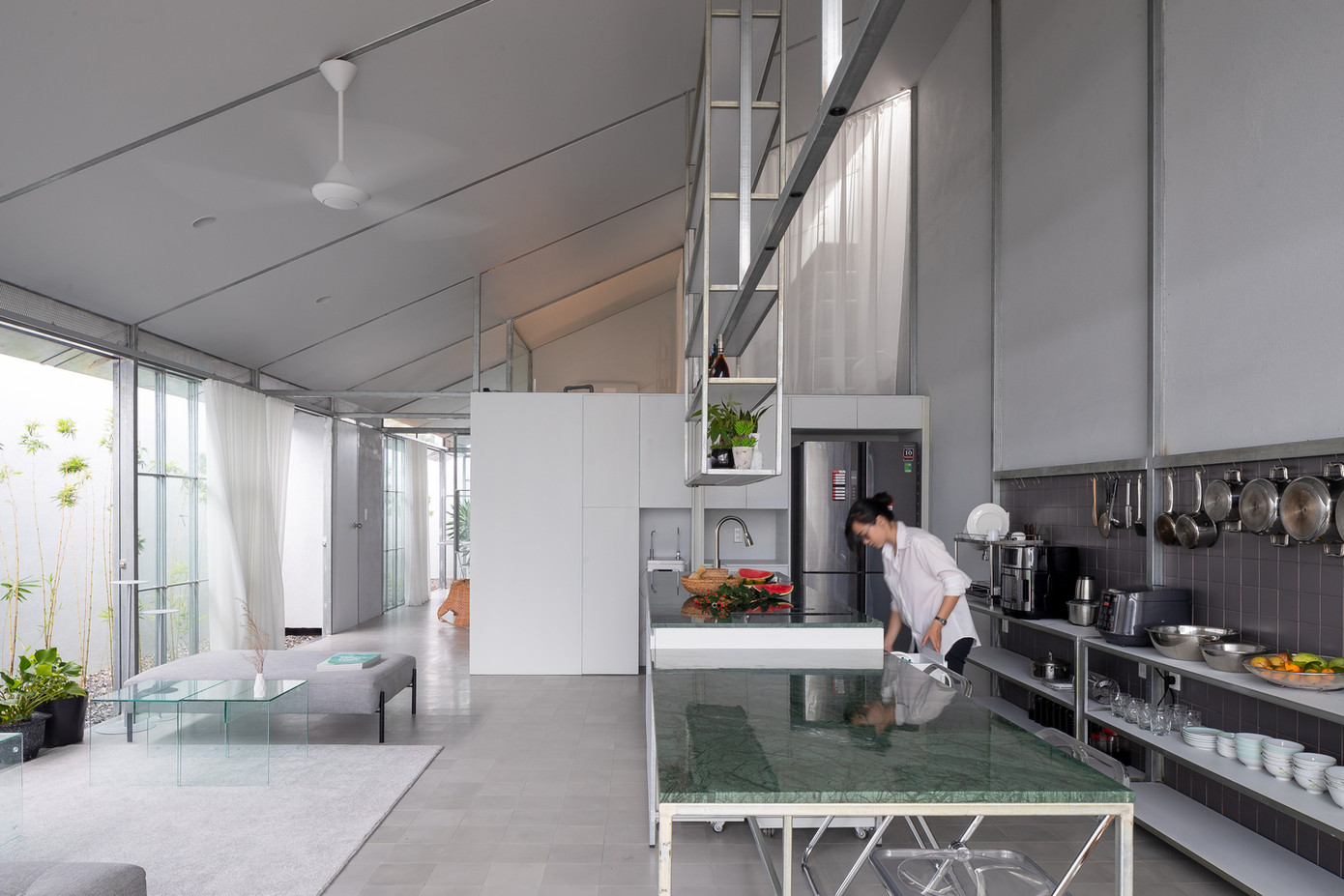 Hình thức thiết kế nội thất của ngôi nhà là những khung rỗng 3 chiều được modul hóa để sau này gia chủ có thể phát triển thêm nhiều không gian mà không phá vỡ thiết kế chung. Hình thức thiết kế nội thất của ngôi nhà là những khung rỗng 3 chiều được modul hóa để sau này gia chủ có thể phát triển thêm nhiều không gian mà không phá vỡ thiết kế chung.