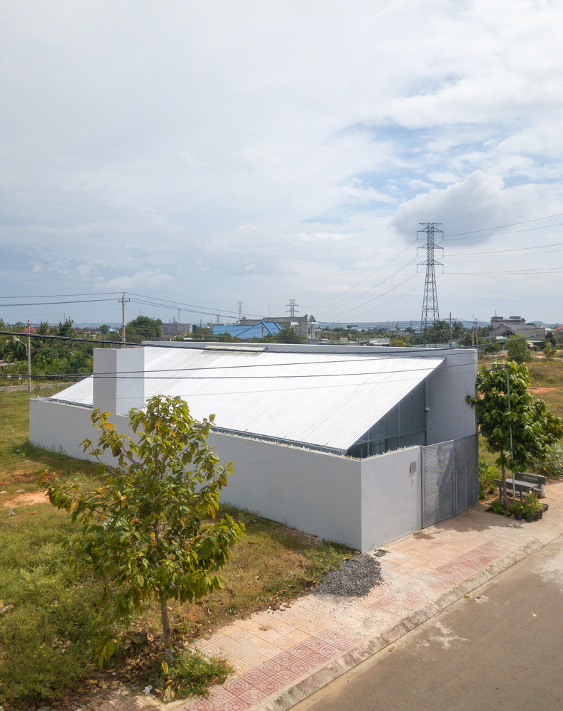 Vì phần cơ bản được tập trung tối đa nên ngôi nhà tạo thành lớp bao che bên ngoài, cũng như mái, cột... một cách tự nhiên. Vì phần cơ bản được tập trung tối đa nên ngôi nhà tạo thành lớp bao che bên ngoài, cũng như mái, cột... một cách tự nhiên.