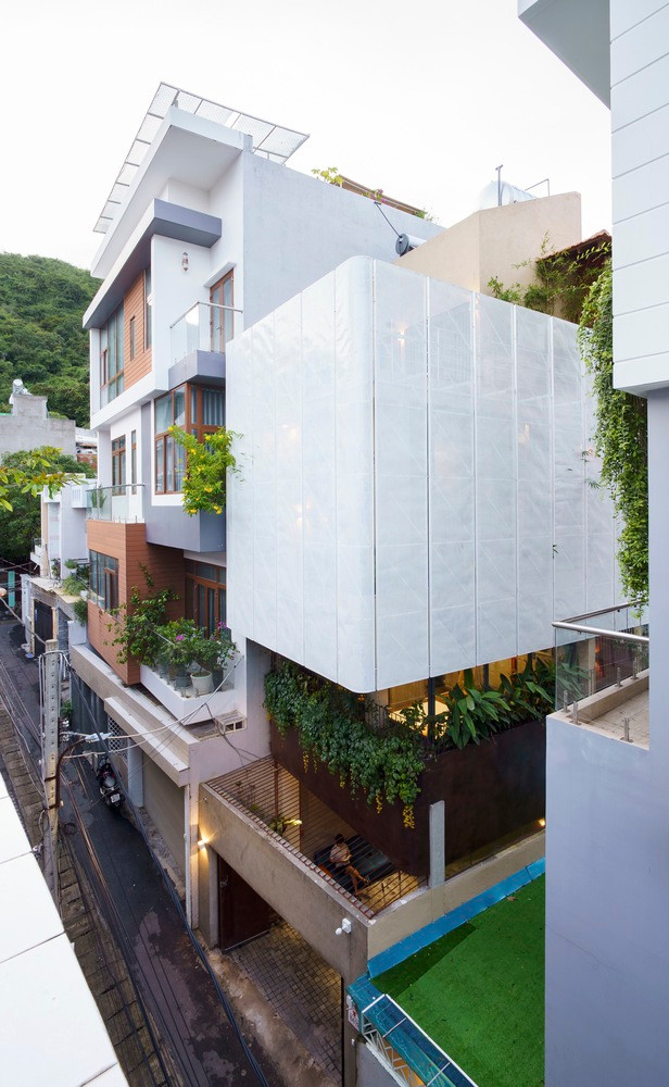 Ngôi nhà này tên là Sóc's House, được xây dựng trên diện tích 70 m2 trong một con hẻm có view lên núi, cách biển khoảng 600 m.