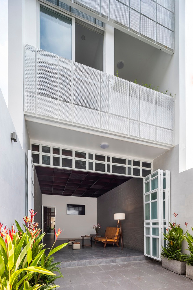 Chủ nhân của ngôi nhà này là một giáo viên độc thân, sau thời gian tích cóp đã mua được mảnh đất phố có kích thước 4 x 24m. Qua quá trình làm việc, đội ngũ kiến trúc sư (KTS) đã đưa ra phương án là thiết kế bố cục mặt bằng gắn liền với không gian xanh (giếng trời, khoảng xanh). Từ đó, tất cả các không gian đều được tiếp xúc với cây xanh và ánh sáng tự nhiên. Chủ nhân của ngôi nhà này là một giáo viên độc thân, sau thời gian tích cóp đã mua được mảnh đất phố có kích thước 4 x 24m. Qua quá trình làm việc, đội ngũ kiến trúc sư (KTS) đã đưa ra phương án là thiết kế bố cục mặt bằng gắn liền với không gian xanh (giếng trời, khoảng xanh). Từ đó, tất cả các không gian đều được tiếp xúc với cây xanh và ánh sáng tự nhiên.