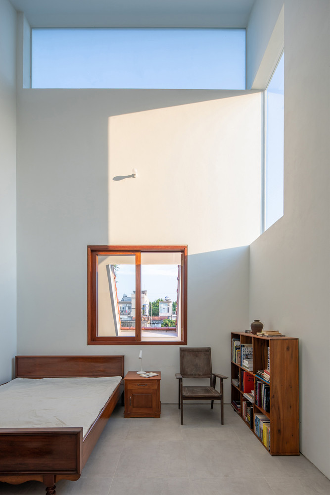 Phòng ngủ và các không gian hỗ trợ khác tạo thành hình chữ L, được bố trí xung quanh trục trung tâm.