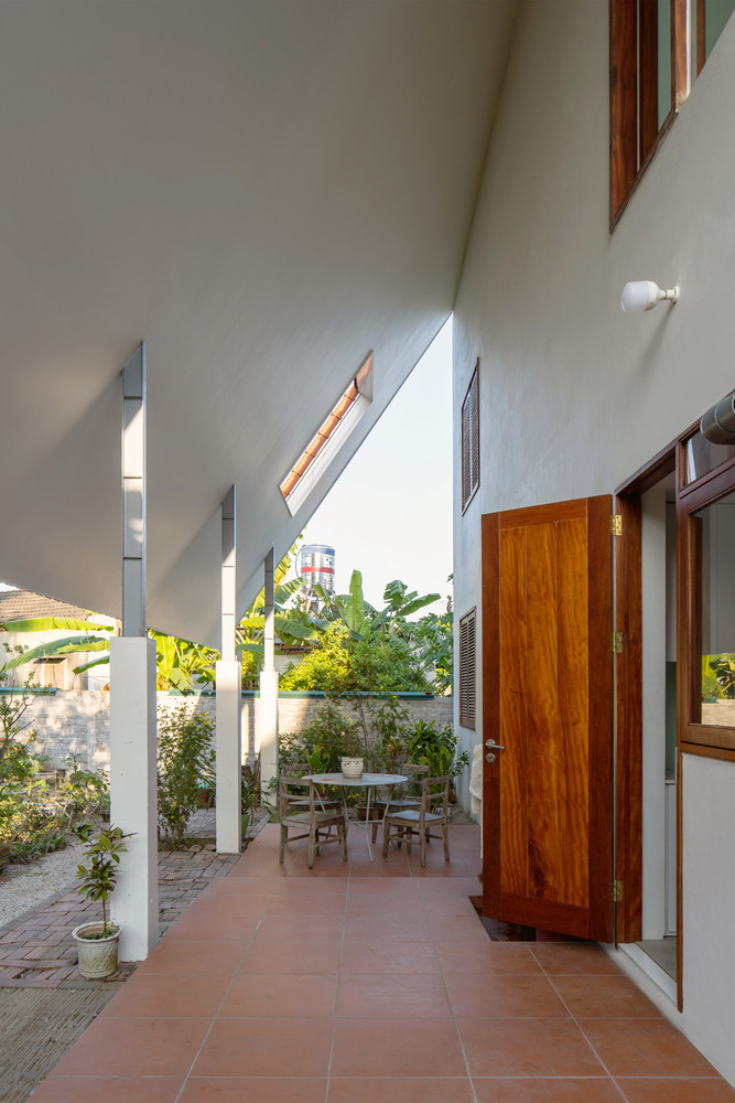 Mặt tiền hướng Nam rộng lớn không chỉ mang lại hiệu ứng thị giác ấn tượng mà còn giúp ổn định tiểu khí hậu cho ngôi nhà, ấm áp khi mùa đông và mát mẻ trong mùa hè.