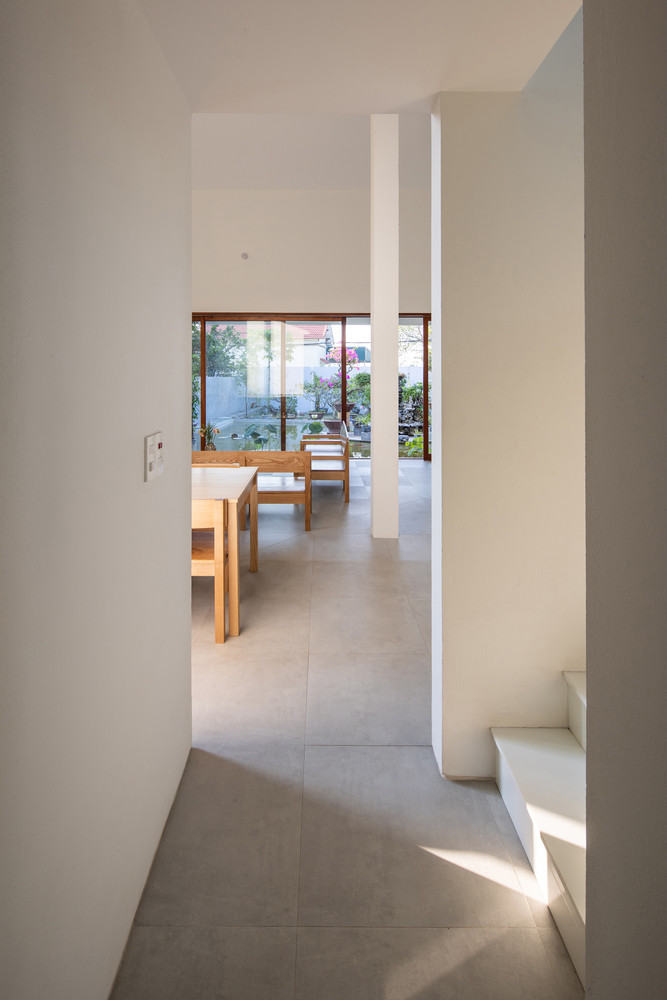 Phòng ngủ và các không gian hỗ trợ khác tạo thành hình chữ L, được bố trí xung quanh trục trung tâm.