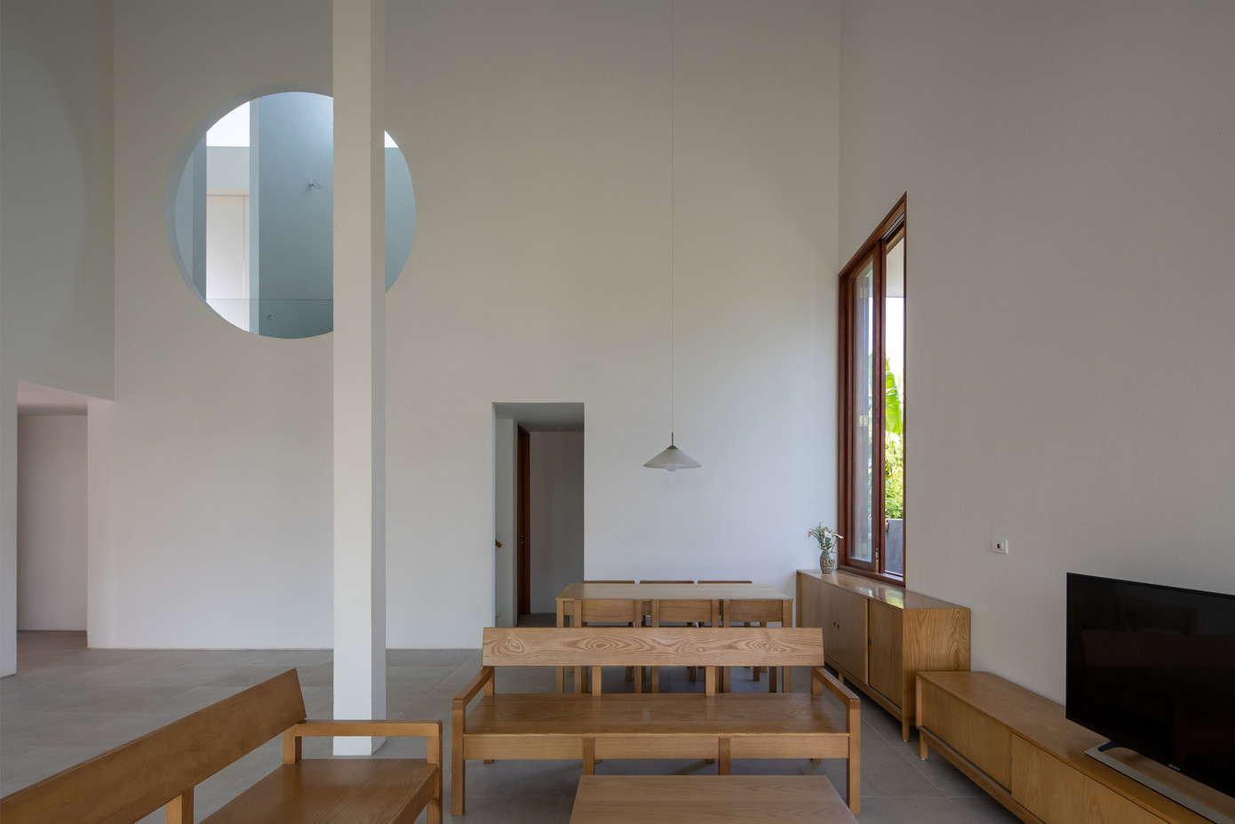 Với mái ngói to bản, nhiều lớp cách nhiệt, cùng với hệ thống cửa sổ và cửa ra vào cân xứng, không gian bên trong ngôi nhà có thể đủ sáng, hoặc đủ tối, mang đến sự thoải mái và riêng tư.