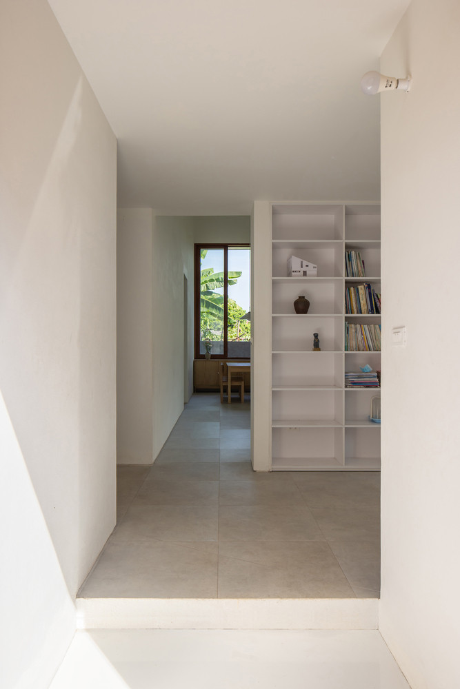 Phòng ngủ và các không gian hỗ trợ khác tạo thành hình chữ L, được bố trí xung quanh trục trung tâm.