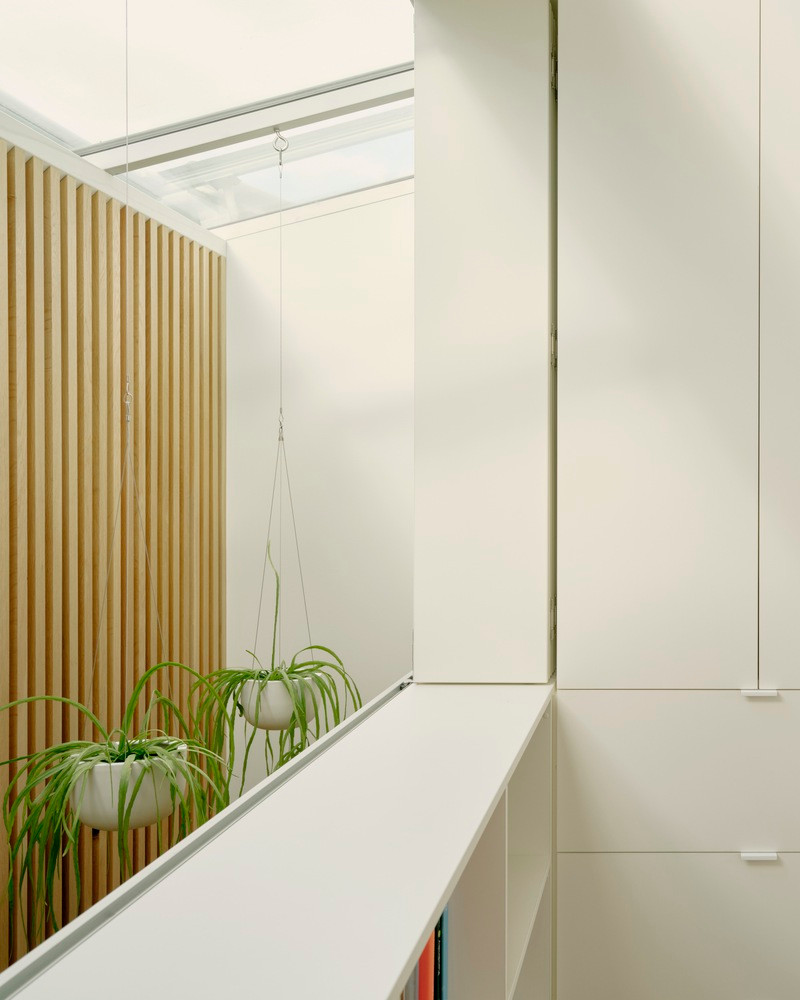 Theo đó, ở trung tâm nhà có một giếng trời lớn để cung cấp ánh sáng và lưu thông không khí. Theo đó, ở trung tâm nhà có một giếng trời lớn để cung cấp ánh sáng và lưu thông không khí.