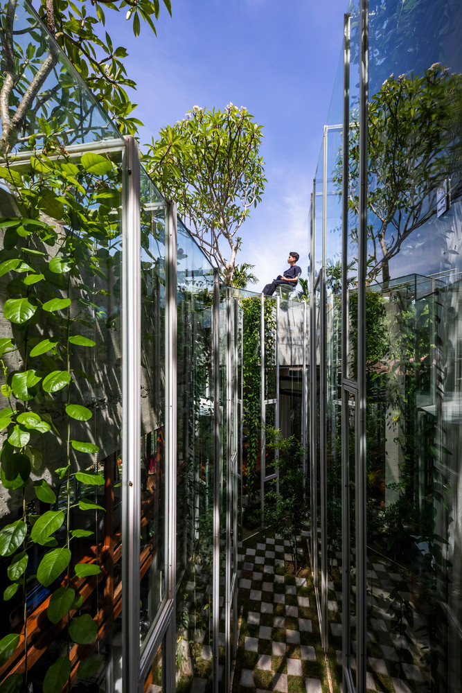 Bốn khối, với chiều cao khác nhau, được đặt ngẫu nhiên và xoay ở các góc khác nhau dựa trên sự tồn tại của một số yếu tố tại chỗ. Tất cả được nối với nhau bằng lối đi và có thể lên được bằng thang cố định. Bốn khối, với chiều cao khác nhau, được đặt ngẫu nhiên và xoay ở các góc khác nhau dựa trên sự tồn tại của một số yếu tố tại chỗ. Tất cả được nối với nhau bằng lối đi và có thể lên được bằng thang cố định.