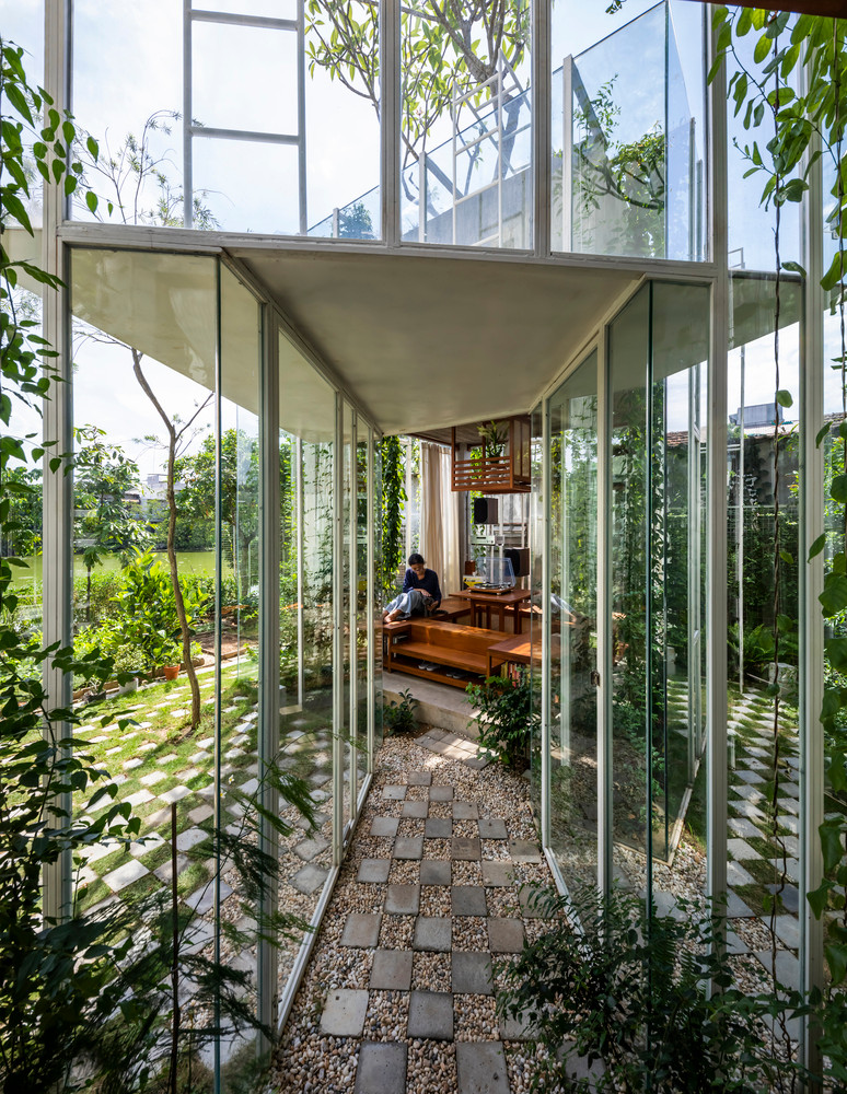 Bốn khối, với chiều cao khác nhau, được đặt ngẫu nhiên và xoay ở các góc khác nhau dựa trên sự tồn tại của một số yếu tố tại chỗ. Tất cả được nối với nhau bằng lối đi và có thể lên được bằng thang cố định. Bốn khối, với chiều cao khác nhau, được đặt ngẫu nhiên và xoay ở các góc khác nhau dựa trên sự tồn tại của một số yếu tố tại chỗ. Tất cả được nối với nhau bằng lối đi và có thể lên được bằng thang cố định.