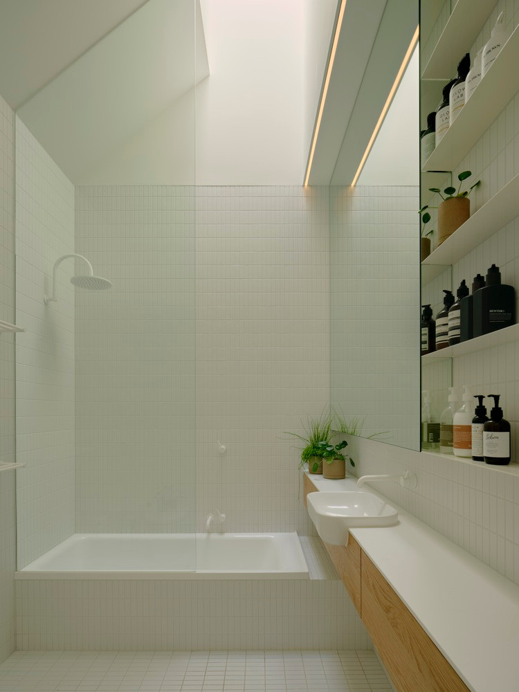 Theo đó, ở trung tâm nhà có một giếng trời lớn để cung cấp ánh sáng và lưu thông không khí. Theo đó, ở trung tâm nhà có một giếng trời lớn để cung cấp ánh sáng và lưu thông không khí.