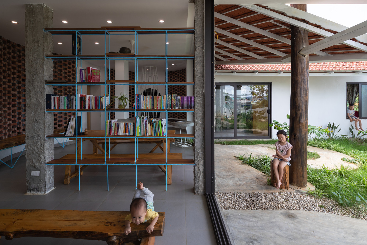 Không gian sinh hoạt của gia đình đã được đưa xuống dưới (bán phần âm), nơi mọi người có thể nhìn thấy cánh đồng lúa.