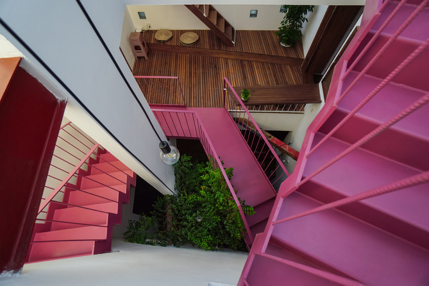 Cấu trúc này cho phép những người sống trong ngôi nhà này kết nối với nhau, với thiên nhiên bên trong và bên ngoài. Cấu trúc này cho phép những người sống trong ngôi nhà này kết nối với nhau, với thiên nhiên bên trong và bên ngoài.