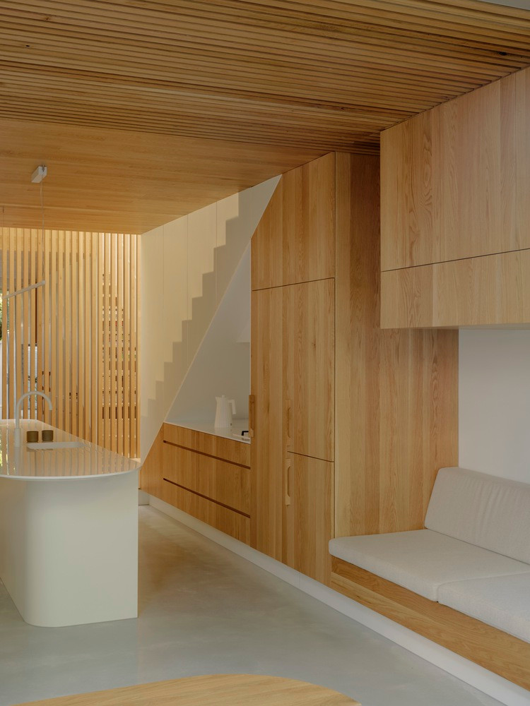 Do diện tích nhỏ hẹp nên diện tích gầm cầu thang được tận dụng làm bếp và tủ đựng đồ. Do diện tích nhỏ hẹp nên diện tích gầm cầu thang được tận dụng làm bếp và tủ đựng đồ.