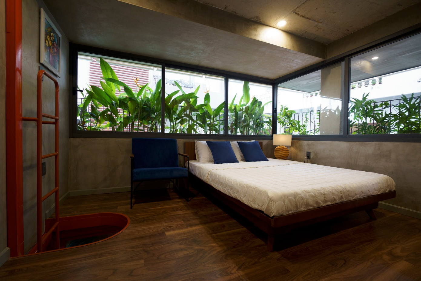 Tầng 3 có hai phòng duplex rộng có ban công bao quanh là cây xanh, bên ngoài có lớp lưới ruồi che khuất tầm nhìn vào trong phòng.