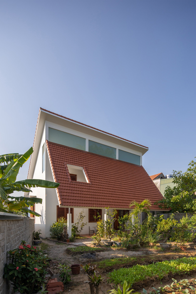 Mặt tiền hướng Nam rộng lớn không chỉ mang lại hiệu ứng thị giác ấn tượng mà còn giúp ổn định tiểu khí hậu cho ngôi nhà, ấm áp khi mùa đông và mát mẻ trong mùa hè.