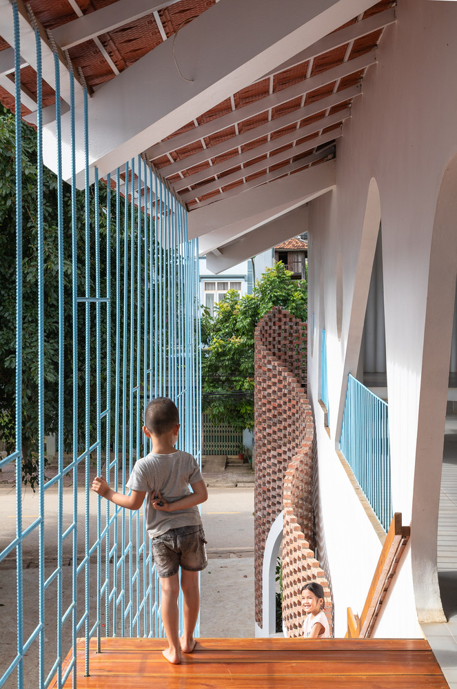 Các phòng chức năng của nhà hàng được phân bố ở tầng 1 là các phòng khép kín và tầng 2 là sảnh lớn.