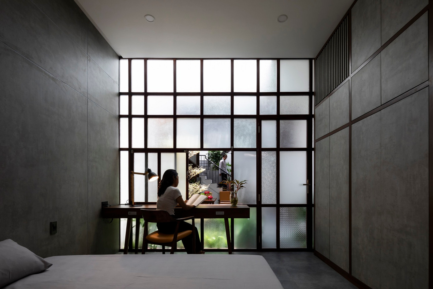 Thông qua các giải pháp vừa nêu trên, ngôi nhà đã biến thành một không gian sống thú vị và thoải mái, có cây xanh, ánh sáng tự nhiên và không khí thoáng đãng, không giống như một ngôi nhà phố thông thường. Thông qua các giải pháp vừa nêu trên, ngôi nhà đã biến thành một không gian sống thú vị và thoải mái, có cây xanh, ánh sáng tự nhiên và không khí thoáng đãng, không giống như một ngôi nhà phố thông thường.