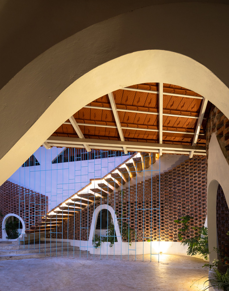 Cầu thang cũ nối trực tiếp từ sân trong lên, tạo thành lối đi riêng lên tầng trên.