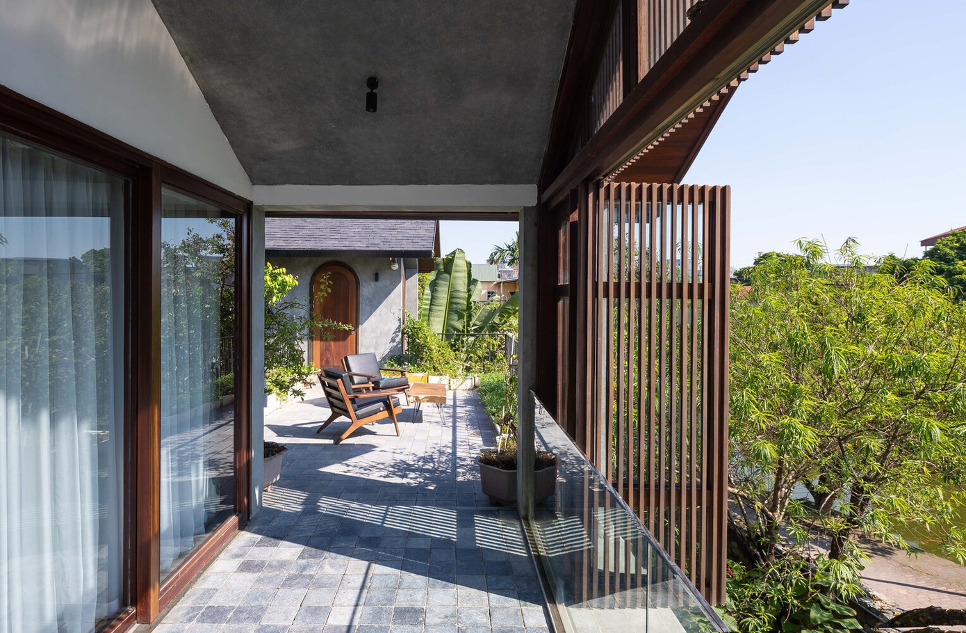 Công trình có 2 phân khu chức năng chính: Khu công cộng và khu ngủ, hai khu vực được ngăn cách bởi khu vườn trung tâm và được nối với nhau bằng một sảnh dài có hàng hiên.