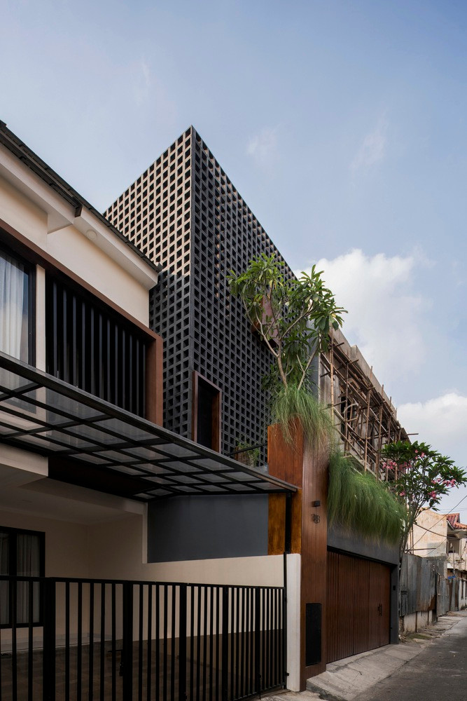 Để tạo nét đặc trưng cho mặt tiền, các ô thoáng được sắp xếp theo chiều dọc để tạo thành một mô hình bàn cờ với ba hộp trồng cây được hoàn thiện bằng kết cấu gỗ. Chức năng chính của việc này là giảm tầm nhìn từ khu phố xung quanh vào nhà mà không làm giảm độ mở của cửa sổ vì ngôi nhà này nằm trong khu dân cư đông đúc.