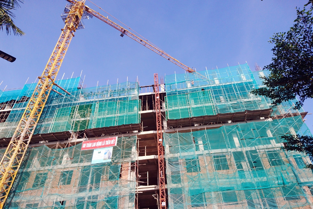 Giá nhà đất hiện nay tại Việt Nam đang cao hơn thu nhập, gây khó khăn đến nguồn trả nợ nên ngân hàng cũng phải thận trọng trong việc thẩm định đánh giá nguồn trả nợ của người vay mua nhà. (Ảnh minh họa: Internet)