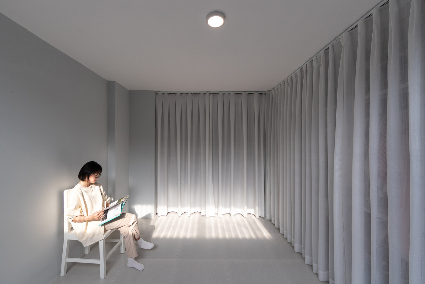 Sắp xếp lại vị trí của các phòng làm cho các chức năng phù hợp hơn với lối sống của chủ sở hữu. Những hình ảnh hiện tại của công trình cải tạo này tạo nên sự ngạc nhiên và thích thú khó tả cho người dân địa phương.