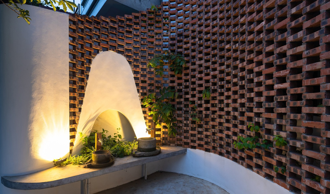 Việc tận dụng những vật liệu cũ sẵn có tại địa phương và một phần của ngôi nhà cũ giúp cho việc xây dựng trở nên đơn giản và phù hợp với người dân Bắc Yên (Sơn La).