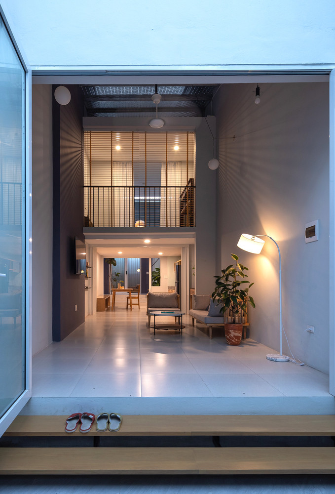 Kiến trúc sư đã đưa ra giải pháp là thay đổi, bố trí lại các khu vực chức năng bằng cách hoán đổi vị trí bếp ăn và phòng ngủ đồng thời đưa cầu thang ra khỏi gác lửng.