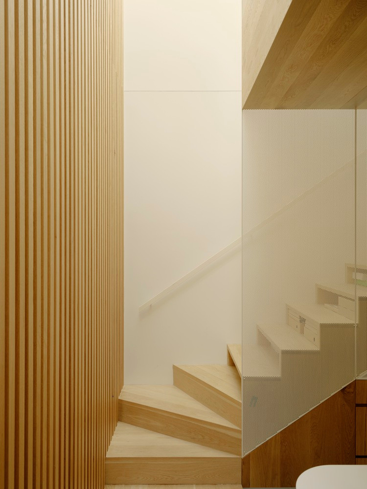 Ngôi nhà sử dụng hai gam màu chính là kem sữa và vàng nâu, tạo sự đơn giản nhưng không kém phần sang trọng. Ngôi nhà sử dụng hai gam màu chính là kem sữa và vàng nâu, tạo sự đơn giản nhưng không kém phần sang trọng.