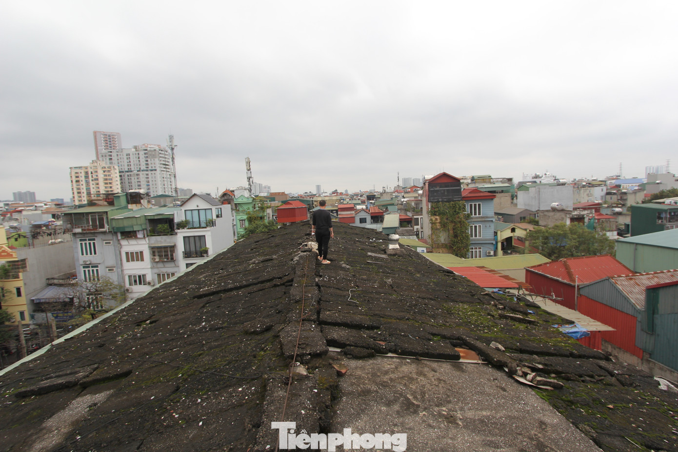 Tập thể A7 Tân Mai (phố Nguyễn Chính, phường Tân Mai, quận Hoàng Mai) đang xuống cấp từng ngày, phải "chống nạng" để tránh đổ sập. Ảnh Lộc Liên. Tập thể A7 Tân Mai (phố Nguyễn Chính, phường Tân Mai, quận Hoàng Mai) đang xuống cấp từng ngày, phải "chống nạng" để tránh đổ sập. Ảnh Lộc Liên.