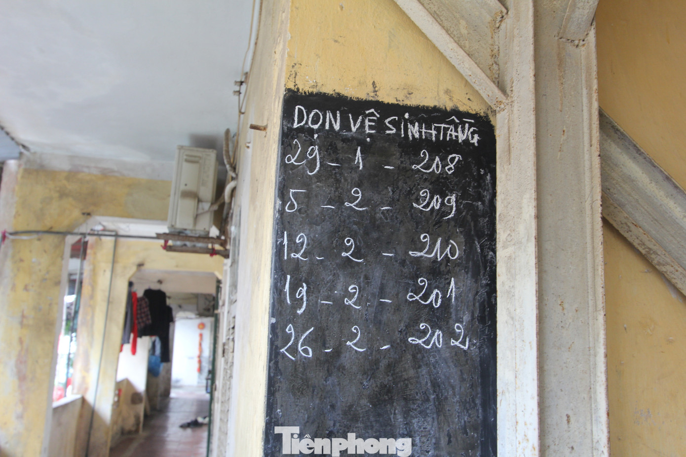 Tập thể A7 Tân Mai (phố Nguyễn Chính, phường Tân Mai, quận Hoàng Mai) đang xuống cấp từng ngày, phải "chống nạng" để tránh đổ sập. Ảnh Lộc Liên. Tập thể A7 Tân Mai (phố Nguyễn Chính, phường Tân Mai, quận Hoàng Mai) đang xuống cấp từng ngày, phải "chống nạng" để tránh đổ sập. Ảnh Lộc Liên.