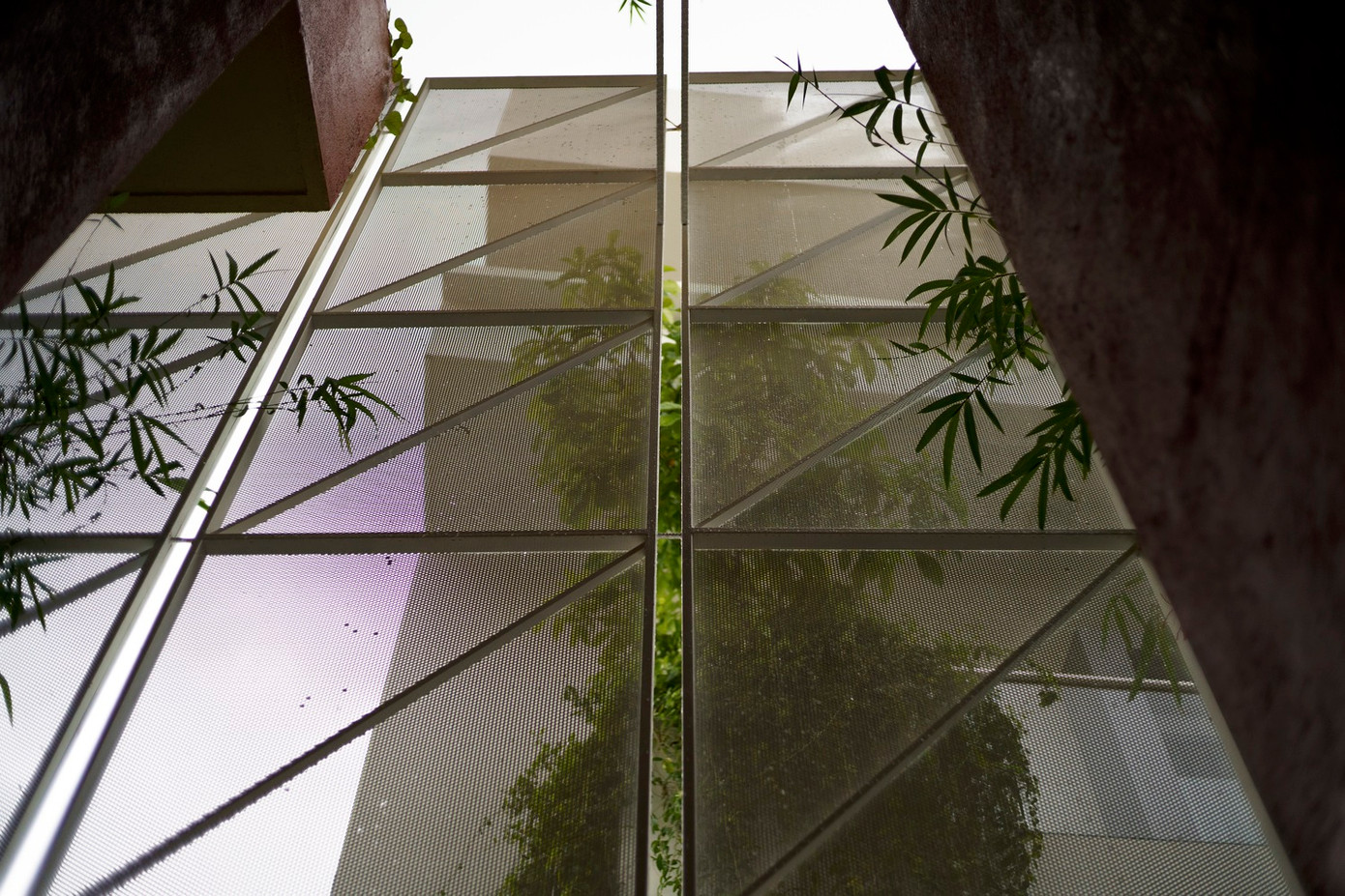 Kết cấu nhà gồm 3 lầu và 1 sân thượng với 5 phòng ngủ, 6 WC. Với mong muốn tầng 1 có sự khác biệt so với các tầng còn lại, kiến trúc sư đã thiết kế mái che bao bọc xung quanh nhà với nhiều cây xanh và hoa kết hợp hệ thống khung sắt và lưới rất độc đáo.