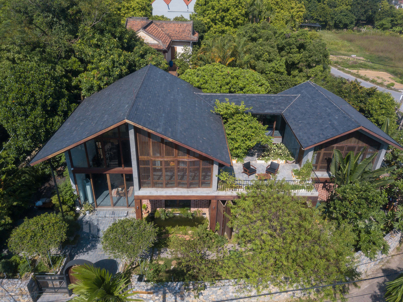 Khu vườn trung tâm kết nối mạnh mẽ với các không gian khác, nhưng vẫn đảm bảo việc duy trì sự riêng tư cho khu vực phòng ngủ chính. Khu vườn có chức năng như một khung cảnh sống động của ngôi nhà, đây là nơi tập trung ánh sáng tự nhiên nhiều nhất.