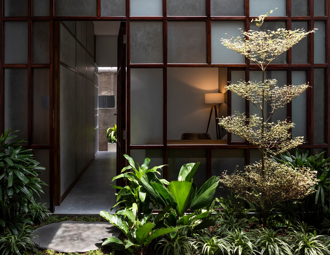 Hệ thống Louvre Z nằm phía trên giếng trời giúp thoát khí nóng và giảm áp suất bên dưới mái kính nên không khí đi vào nhà từ 2 hệ thống cửa trước và cửa sau, tạo thành luồng không khí luân chuyển khắp không gian, sau đó đi đến vùng thấp áp bên dưới mái kính, lấy nhiệt, hướng lên trên và qua cửa chớp chữ Z để thoát ra ngoài. Quá trình vừa nêu nhằm giữ cho không khí trong nhà luôn trong lành, mát mẻ. Hệ thống Louvre Z nằm phía trên giếng trời giúp thoát khí nóng và giảm áp suất bên dưới mái kính nên không khí đi vào nhà từ 2 hệ thống cửa trước và cửa sau, tạo thành luồng không khí luân chuyển khắp không gian, sau đó đi đến vùng thấp áp bên dưới mái kính, lấy nhiệt, hướng lên trên và qua cửa chớp chữ Z để thoát ra ngoài. Quá trình vừa nêu nhằm giữ cho không khí trong nhà luôn trong lành, mát mẻ.