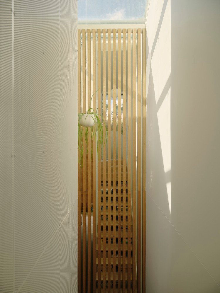 Giếng trời này cho phép ánh sáng tự nhiên có thể soi chiếu đến mọi ngóc ngách của ngôi nhà. Giếng trời này cho phép ánh sáng tự nhiên có thể soi chiếu đến mọi ngóc ngách của ngôi nhà.