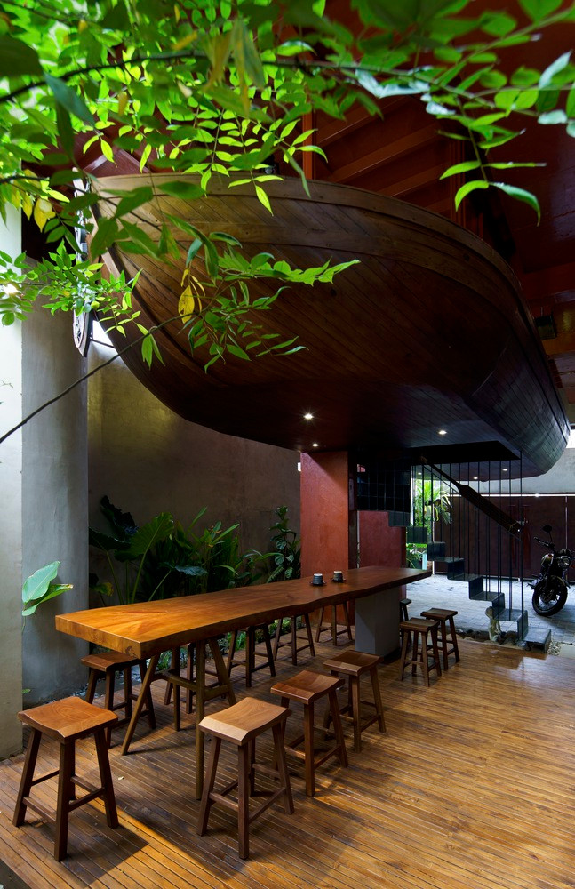 Tầng 2 có điểm nhấn độc đáo là chiếc thuyền lớn được treo bằng hệ thống khung thép chắc chắn với 2 phòng ngủ lớn phía trên thuyền và 2 phòng ngủ nhỏ hơn rất thoáng mát phía dưới thuyền.