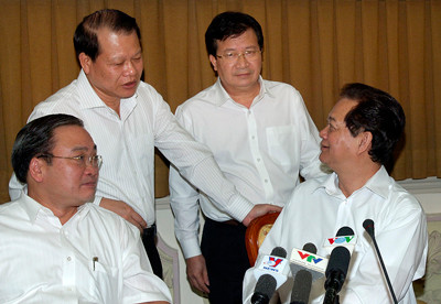 Thủ tướng Nguyễn Tấn Dũng trao đổi với Phó Thủ tướng Hoàng Trung Hải, Phó Thủ tướng Vũ Văn Ninh, Bộ trưởng Bộ Xây dựng Trịnh Đình Dũng