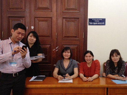 Đến gần 10h, giá đấu thầu vẫn chờ ban tổ chức hội ý. Ảnh: Thanh Bình