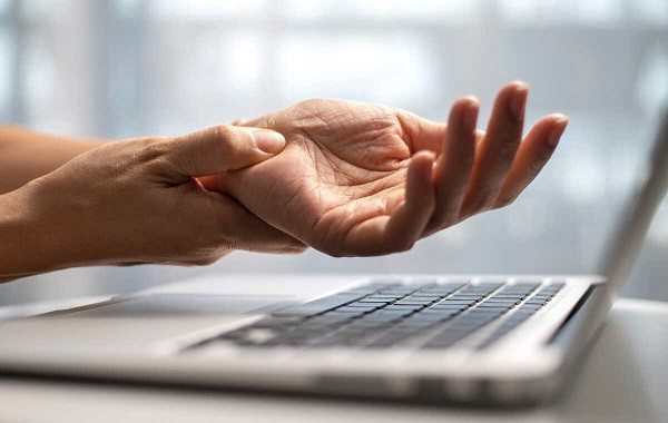 Cổ tay là nơi nhạy cảm, động mạch quay nằm nông ngay dưới da, chỉ cần tác động mạnh là có thể chấn thương. Khi dây thun bắn vào cổ tay, nó có thể gây bầm tím, chảy máu hoặc thậm chí gây tắc mạch nguy hiểm. Cổ tay là nơi nhạy cảm, động mạch quay nằm nông ngay dưới da, chỉ cần tác động mạnh là có thể chấn thương. Khi dây thun bắn vào cổ tay, nó có thể gây bầm tím, chảy máu hoặc thậm chí gây tắc mạch nguy hiểm.