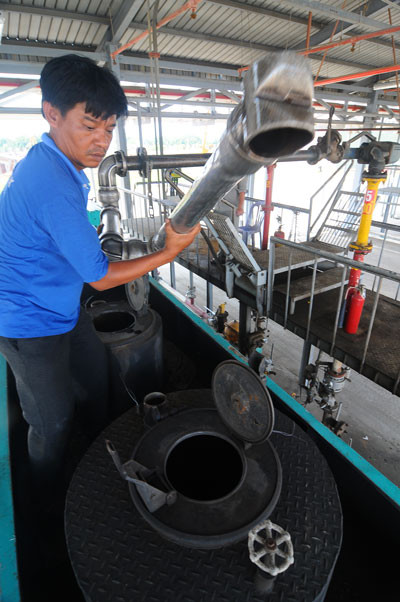 Nạp nhiên liệu vào xe bồn tại tổng kho xăng dầu Nhà Bè, TP.HCM. Doanh nghiệp đầu mối chỉ bảo đảm chất lượng xăng dầu đối với các cửa hàng trực thuộc, còn các đại lý thì... chịu! - Ảnh: Tuổi Trẻ. Nạp nhiên liệu vào xe bồn tại tổng kho xăng dầu Nhà Bè, TP.HCM. Doanh nghiệp đầu mối chỉ bảo đảm chất lượng xăng dầu đối với các cửa hàng trực thuộc, còn các đại lý thì... chịu! - Ảnh: Tuổi Trẻ